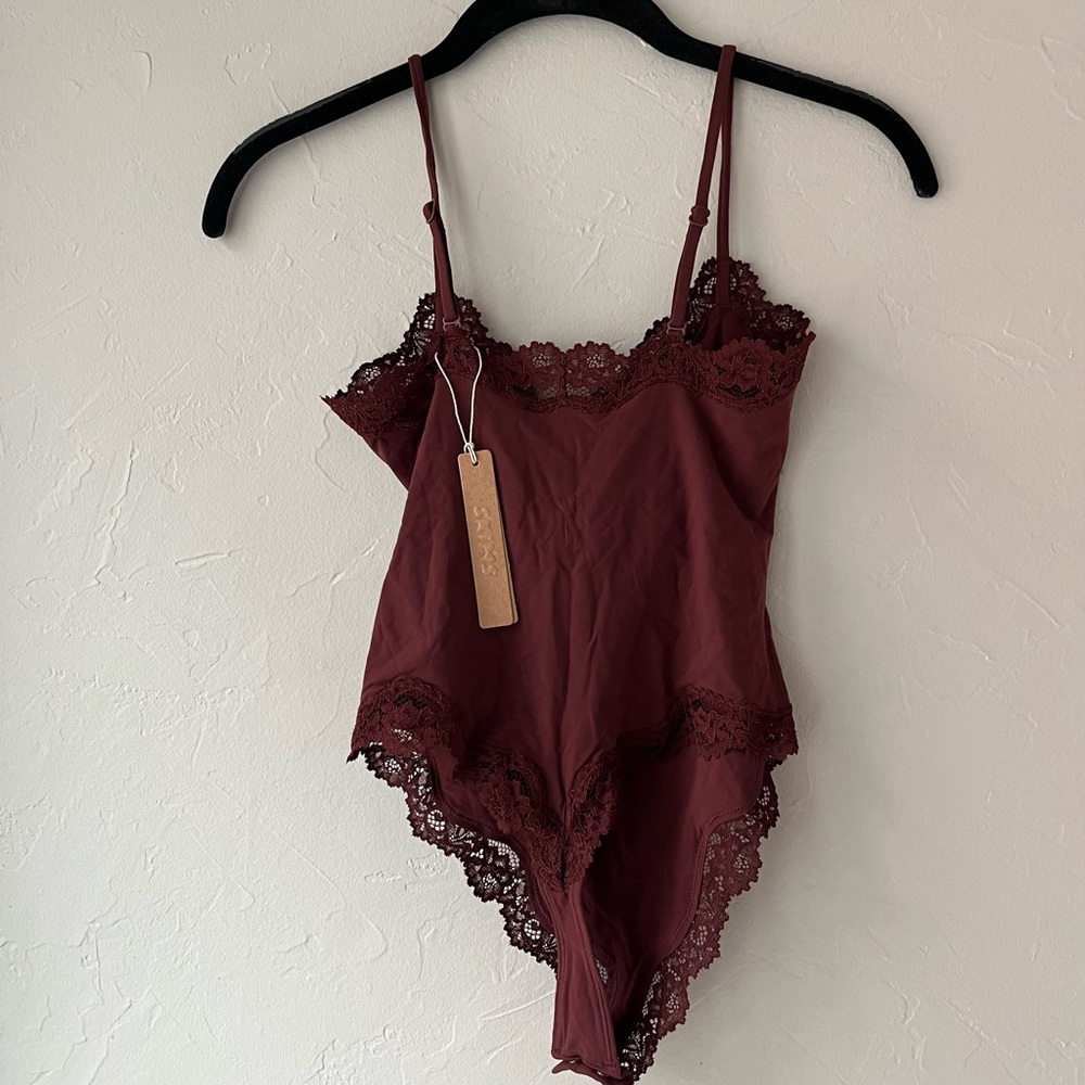 ♥️SKIMS FITS EVERYBODY LACE CAMI BODYSUIT IN OXBLOOD M - Picture 3 of 7